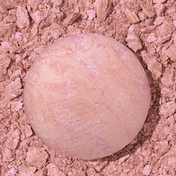 Laura Geller Baked Blush and Brighten Marbleized Blush in Ethereal Rose - Picture 2 of 4